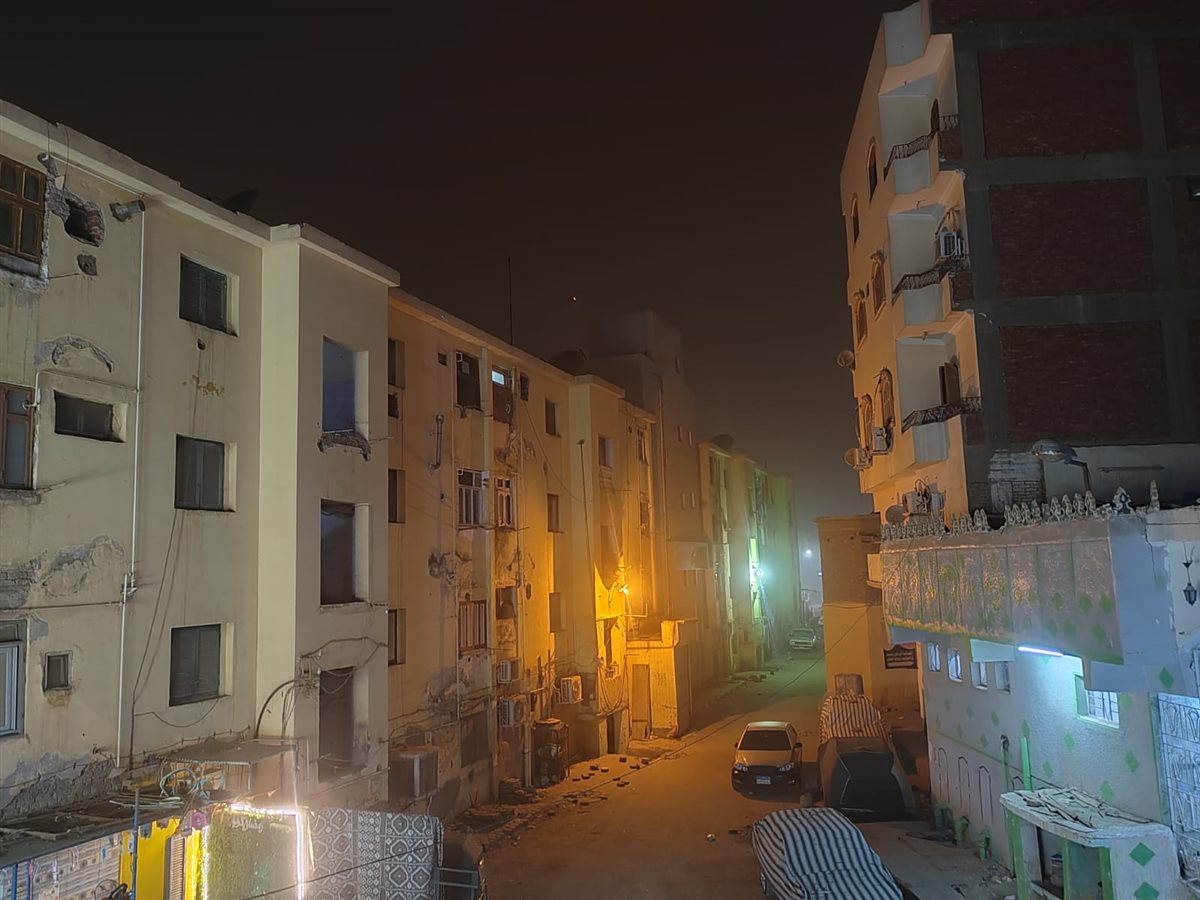 عاصفة ترابية تضرب مدينة أسوان فجرًا