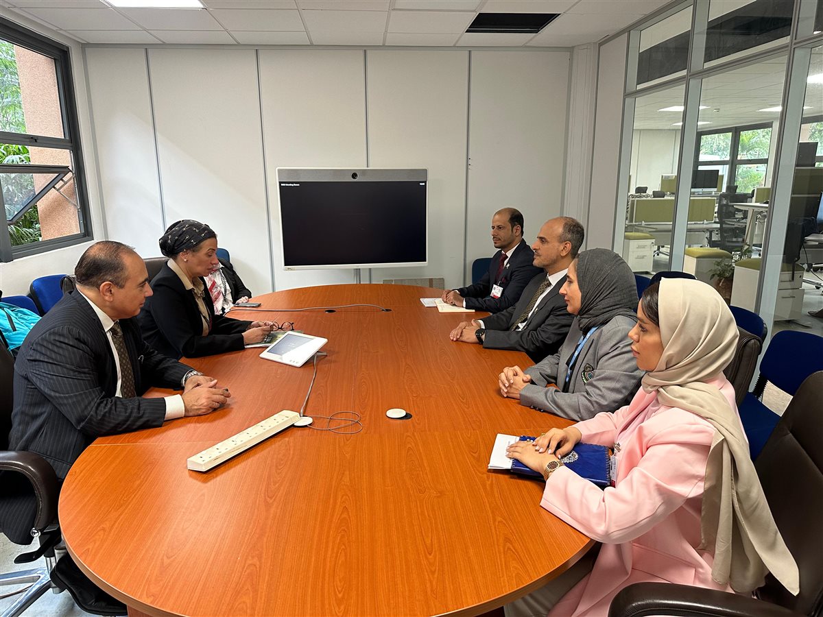 وزيرة البيئة ونظيرها العماني