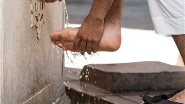 هل يجوز غسل القدمين بالصابون أثناء الوضوء
