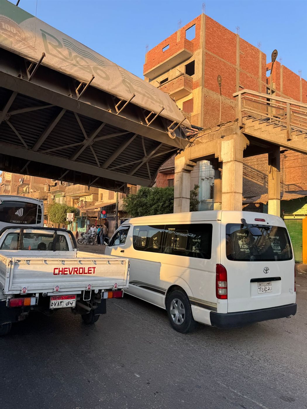 مرور السيرات من تحت الكوبري