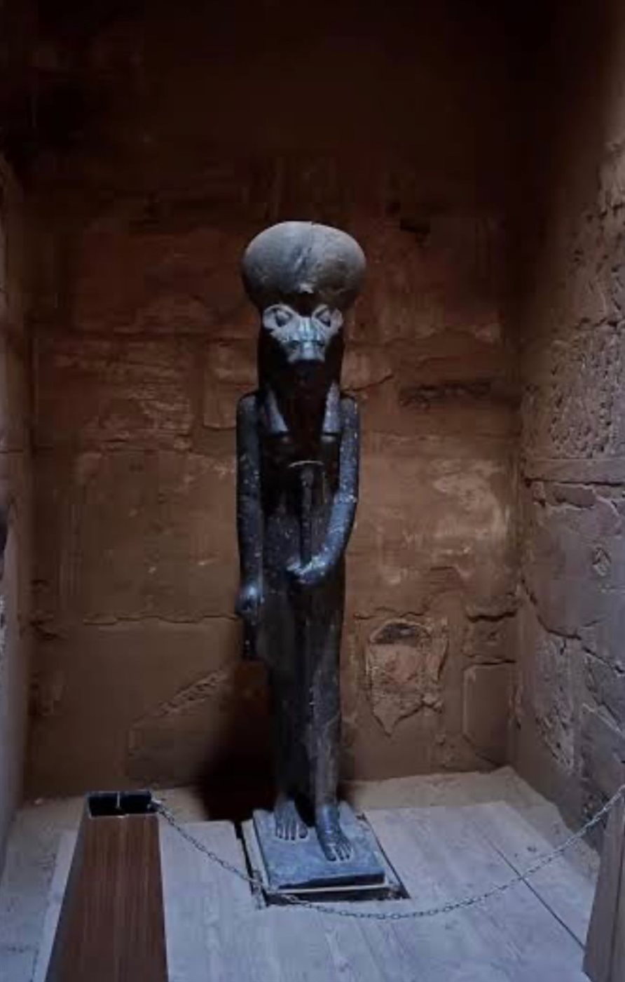 تمثال سخمت بالمعبد 