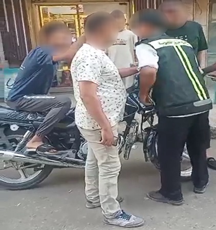 <strong>ضبط طالب قاد دراجته عكس الإتجاه</strong>