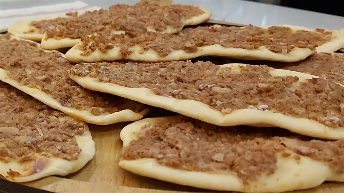 طريقة عمل المناقيش باللحمة المفرومة