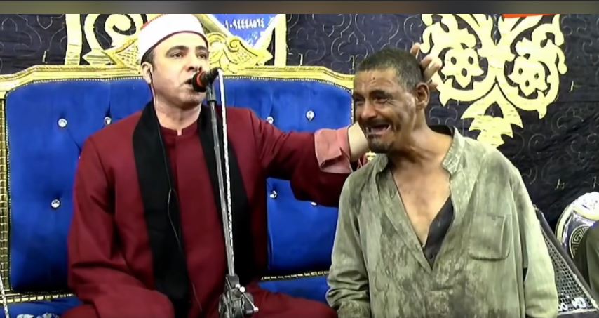 طبطب عليه وعيط.. قارئ قرآن يثير إعجاب السوشيال ميديا بعد جبره بخاطر شخص من ذوي الاحتياجات 