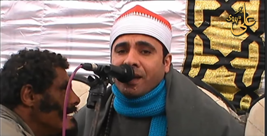 طبطب عليه وعيط.. قارئ قرآن يثير إعجاب السوشيال ميديا بعد جبره بخاطر شخص من ذوي الاحتياجات 