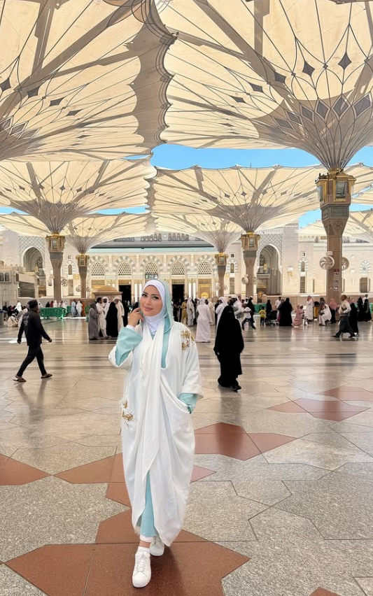 نسرين طافش تظهر بـ الحجاب داخل المسجد النبوي الشريف وتشارك الجمهور بلقطات من رحلتها