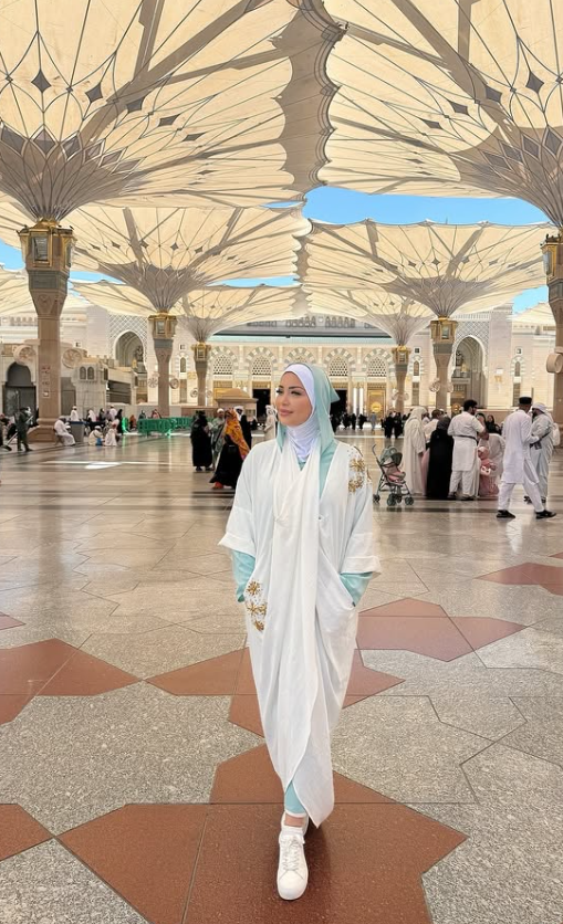 نسرين طافش تظهر بـ الحجاب داخل المسجد النبوي الشريف وتشارك الجمهور بلقطات من رحلتها