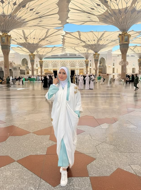 نسرين طافش تظهر بـ الحجاب داخل المسجد النبوي الشريف وتشارك الجمهور بلقطات من رحلتها