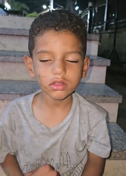 فتاة تستغيث لإرجاع طفل لأهله أمام مسجد الحصري بأكتوبر