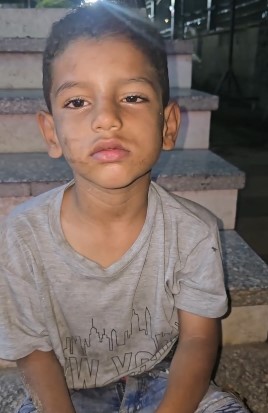 فتاة تستغيث لإرجاع طفل لأهله أمام مسجد الحصري بأكتوبر