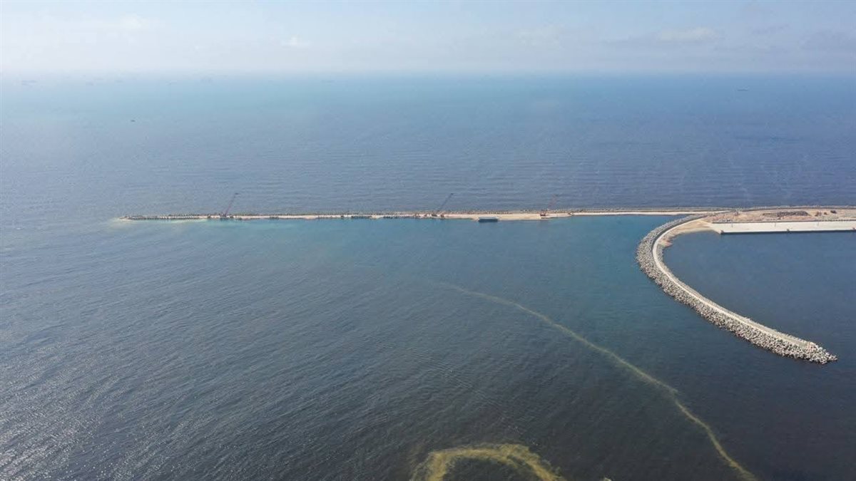 حاجز أمواج البحر 