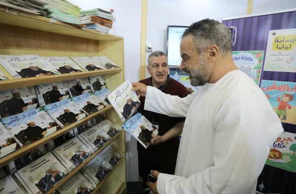 الفنان محمد خميس يزور جناح الأزهر بمعرض مكتبة الإسكندرية الدولي للكتاب