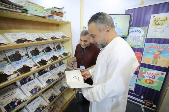 <strong>الفنان محمد خميس يزور جناح الأزهر بمعرض مكتبة الإسكندرية الدولي للكتاب</strong>