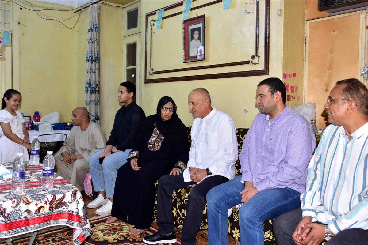 محافظ الأقصر في زيارة لمنزل مسنة