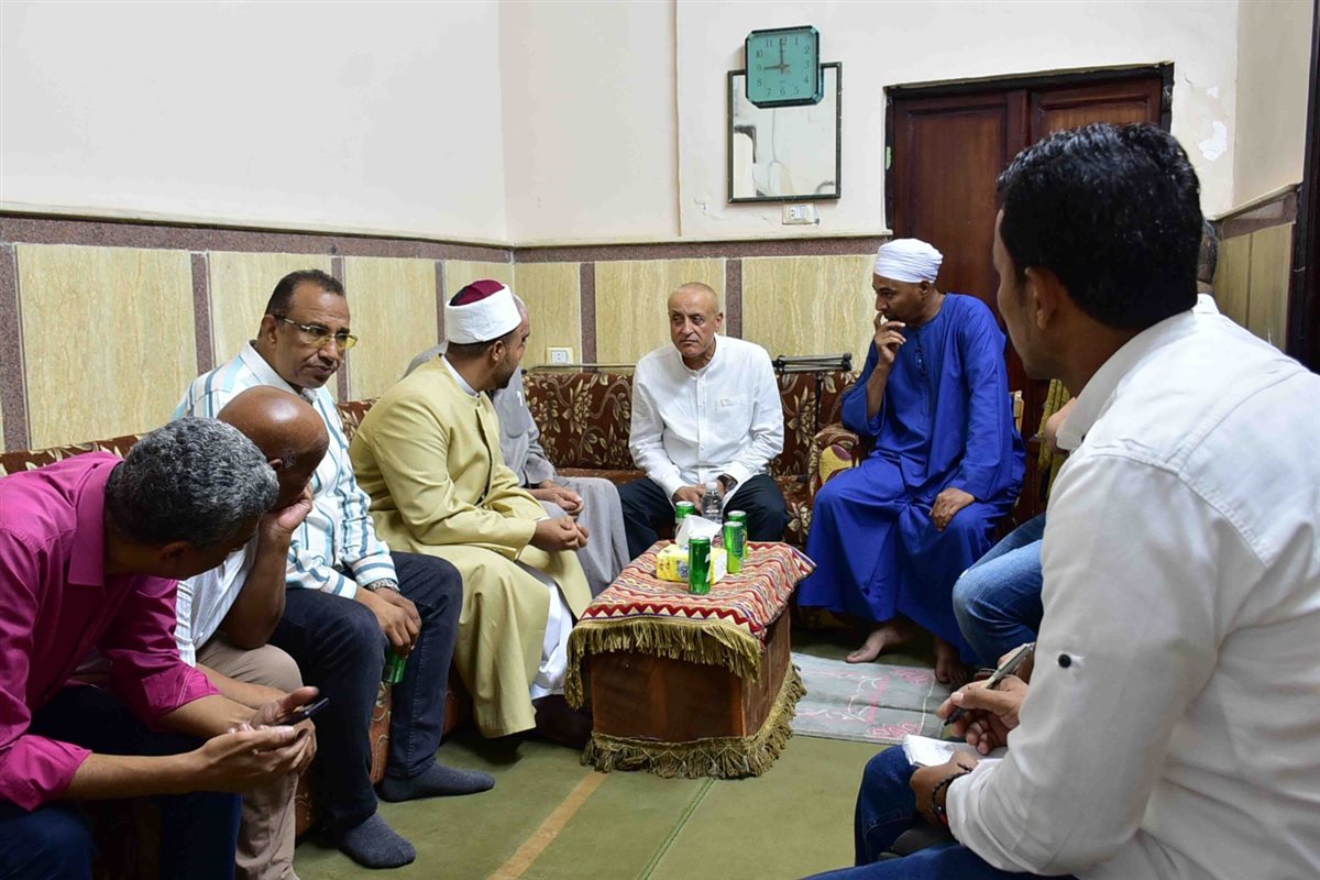 محافظ الأقصر في زيارة لمنزل مسنة