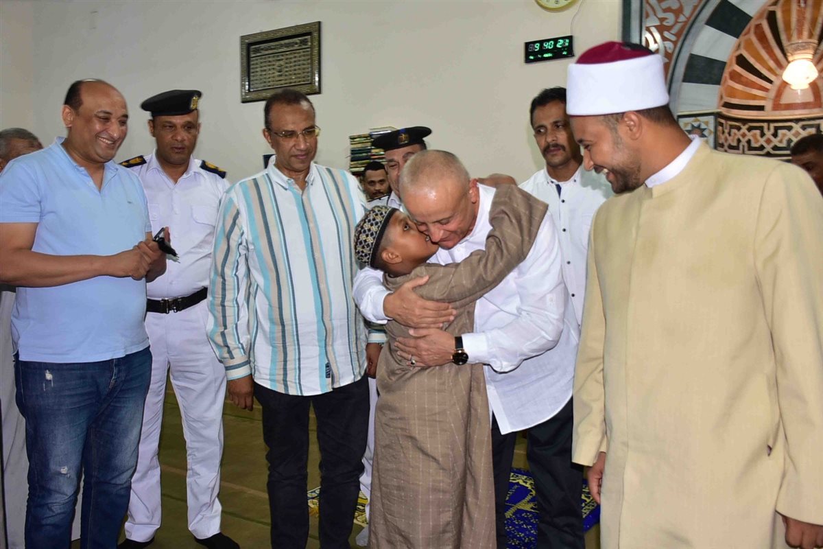 محافظ الأقصر يؤدي صلاة العشاء بمسجد محسب