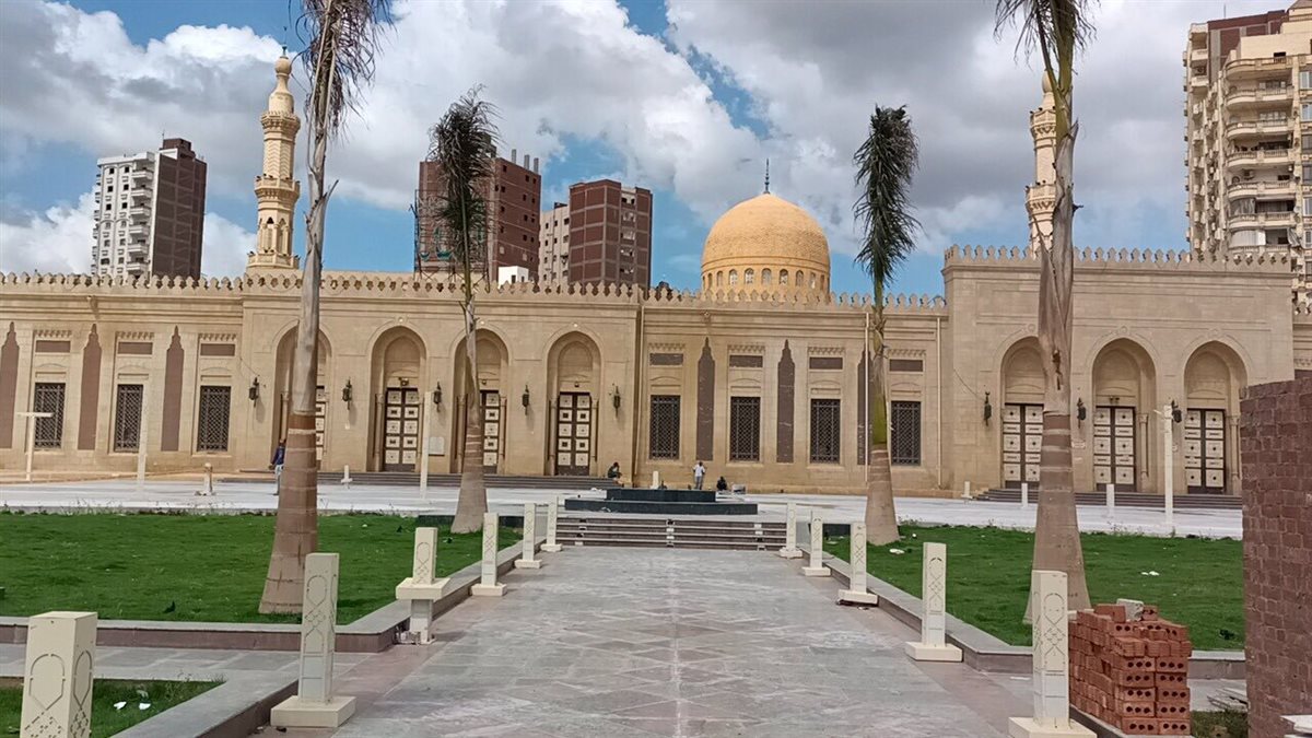 وزير الأوقاف ومفتي الجمهورية يفتتحان مشروع تطوير ساحة مسجد سيدي إبراهيم الدسوقي بكفر الشيخ بالتعاون مع وزارة الثقافة