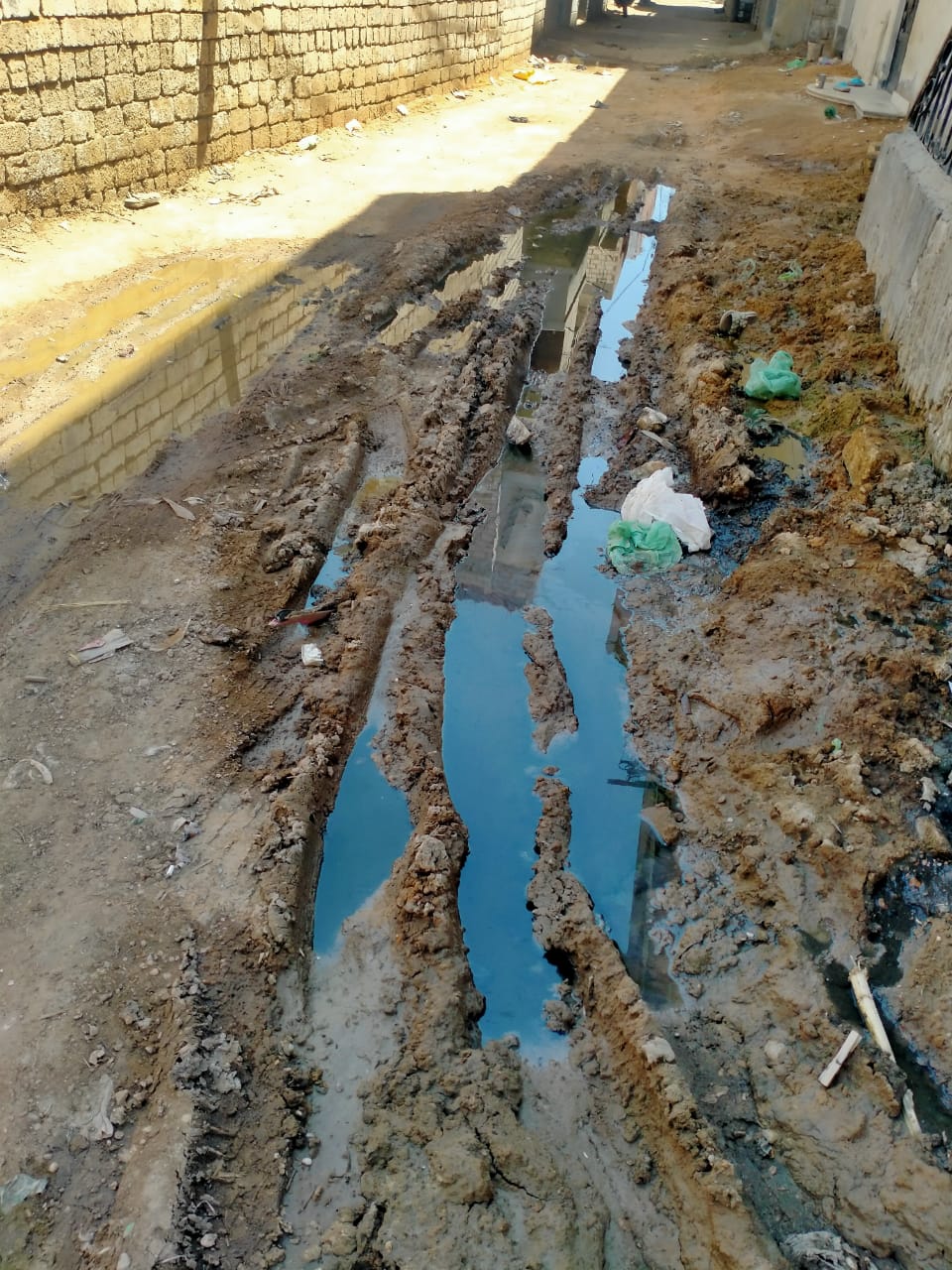 <strong>مياه الصرف تغرق منازل إدمو بالمنيا</strong>