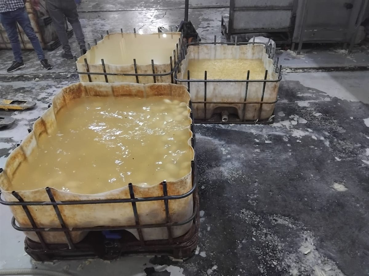 ضبط مصنع غير مرخص لإنتاج البطاطس النصف مقلية باستخدام زيوت منتهية الصلاحية بالمنوفية