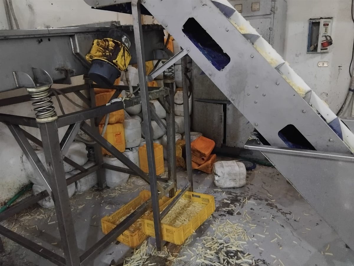 ضبط مصنع غير مرخص لإنتاج البطاطس النصف مقلية باستخدام زيوت منتهية الصلاحية بالمنوفية