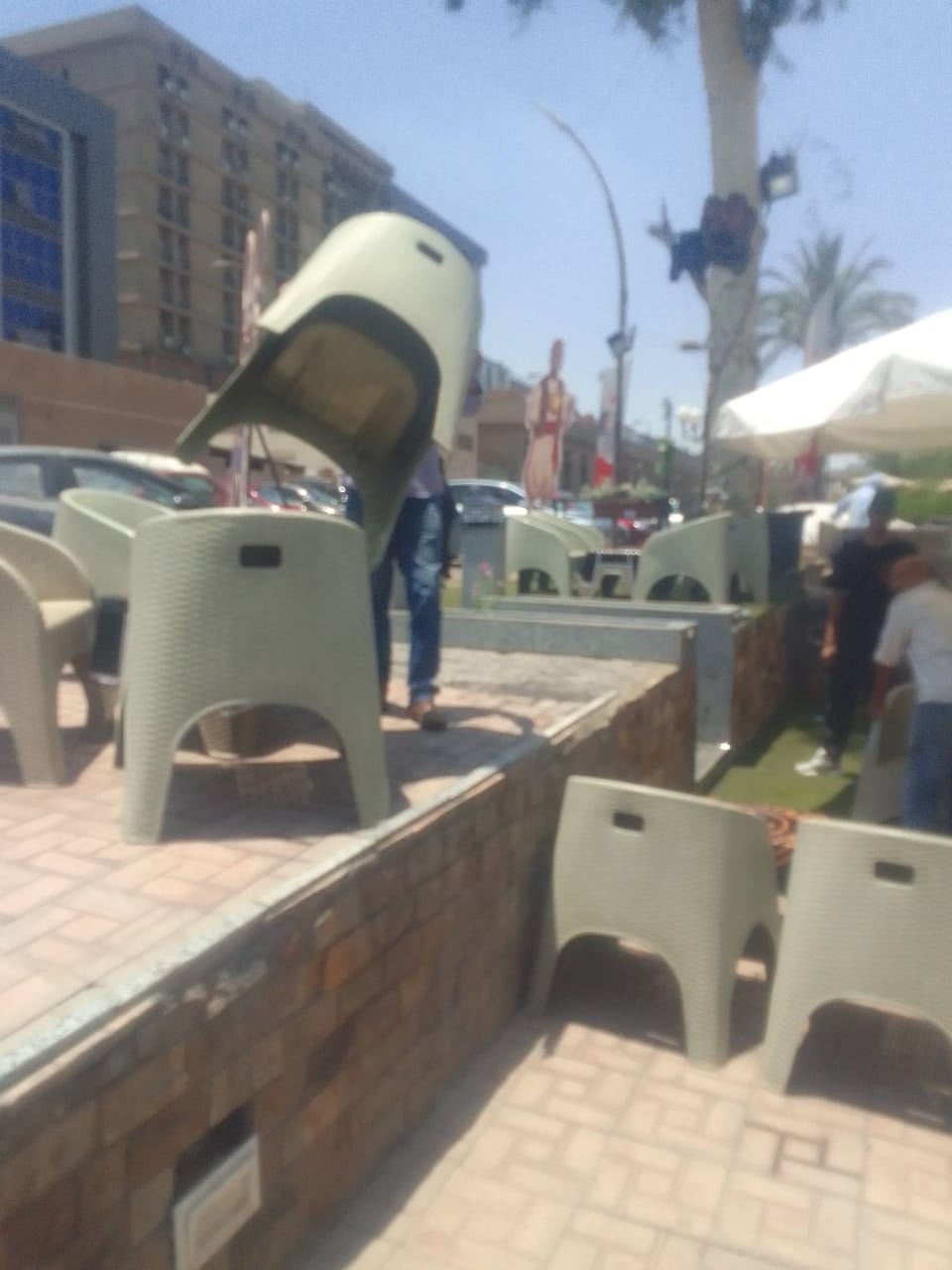 <strong>حملة مكبرة بشارع الطيران لإزالة الإشغالات من الكافيهات المخالفة</strong>