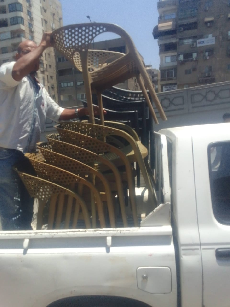 <strong>حملة مكبرة بشارع الطيران لإزالة الإشغالات من الكافيهات المخالفة</strong>