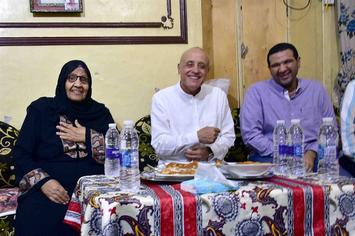 محافظ الأقصر في زيارة لمنزل مسنة