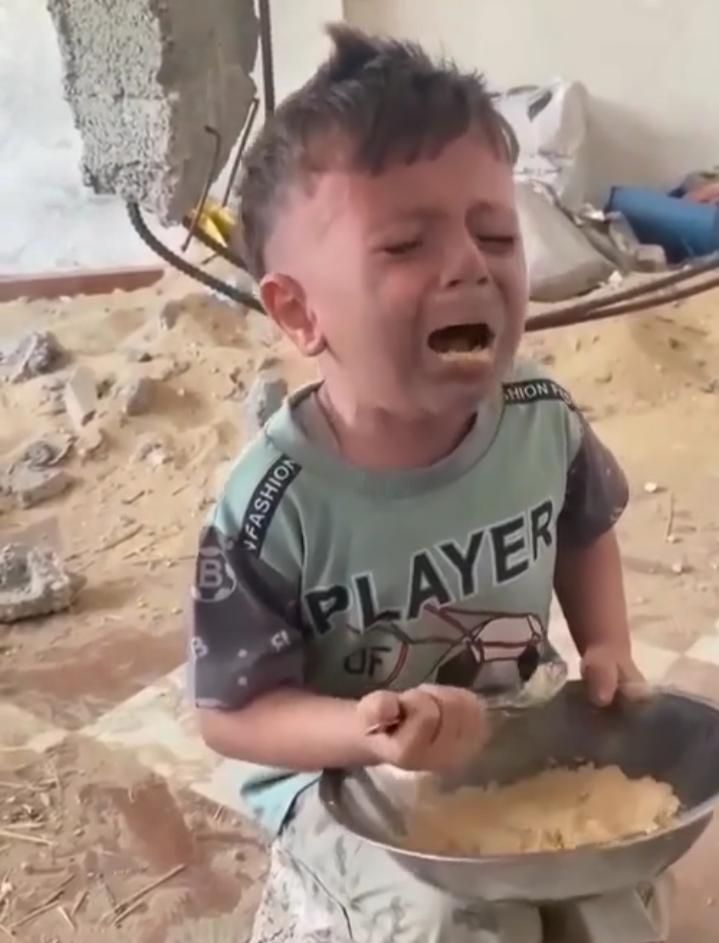 صغير فلسطيني يأكل الرمل&nbsp;