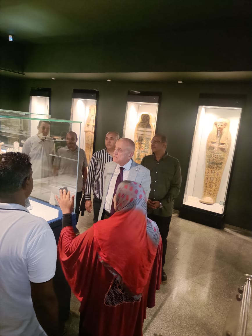 محافظ الأقصر داخل متحف التحنيط