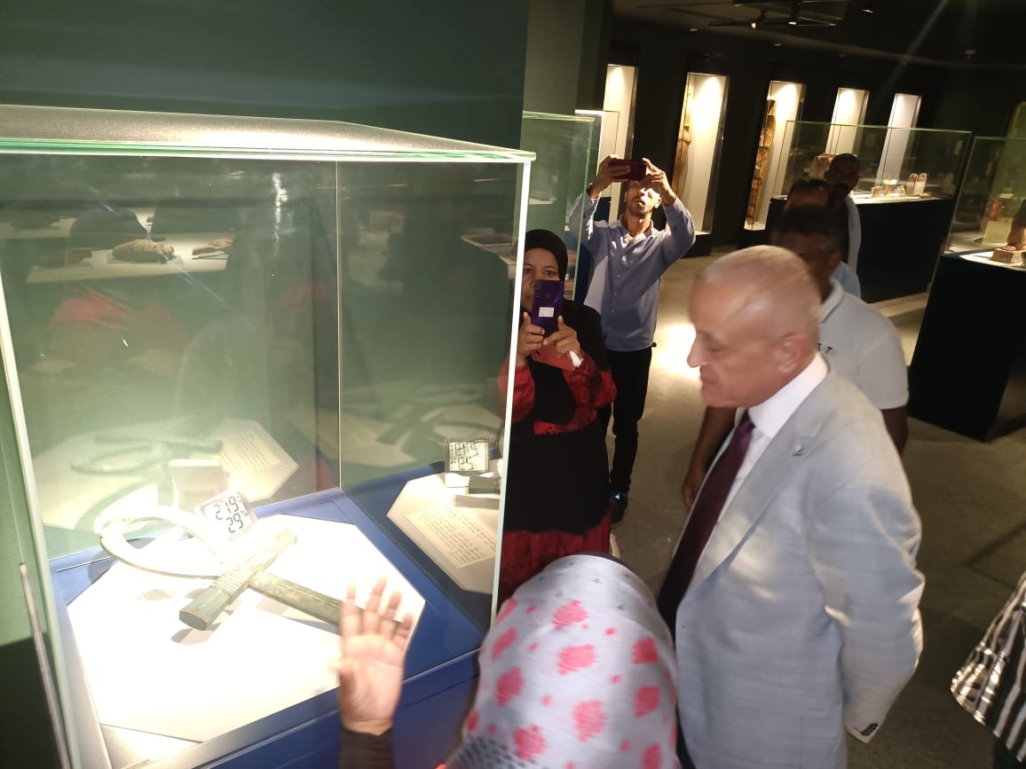 محافظ الأقصر داخل متحف التحنيط