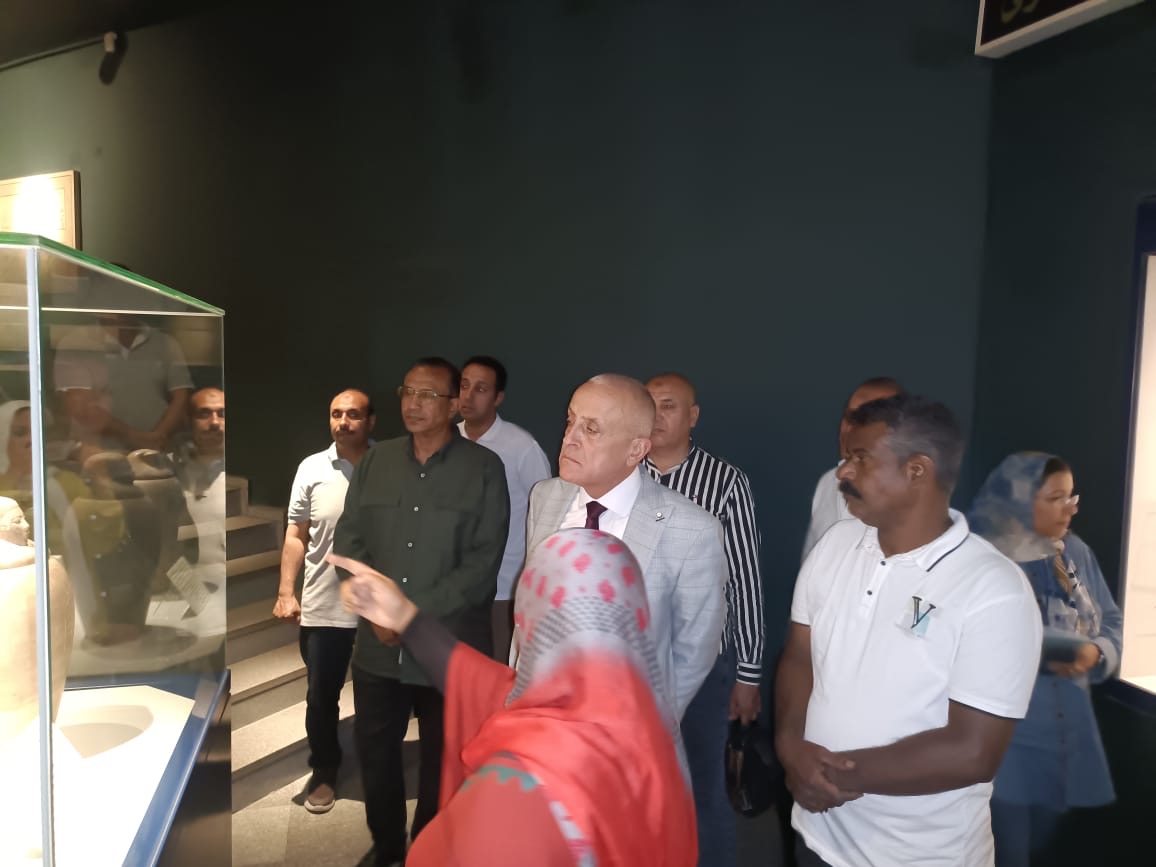 محافظ الأقصر داخل متحف التحنيط