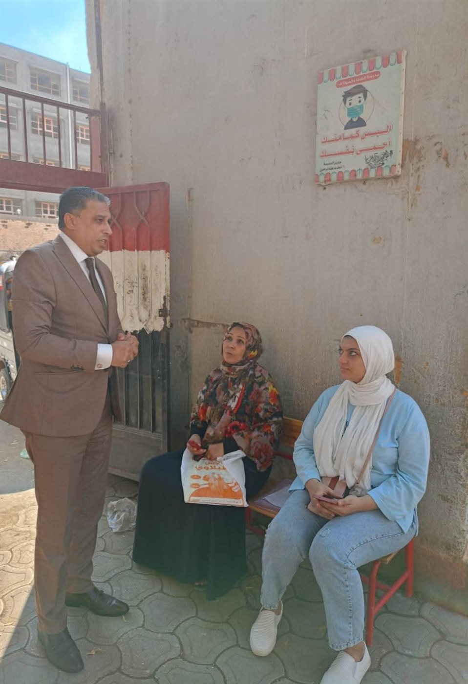 وكيل تعليم الجيزة يتابع تقديم الملفات ومنع التبرعات الإجبارية