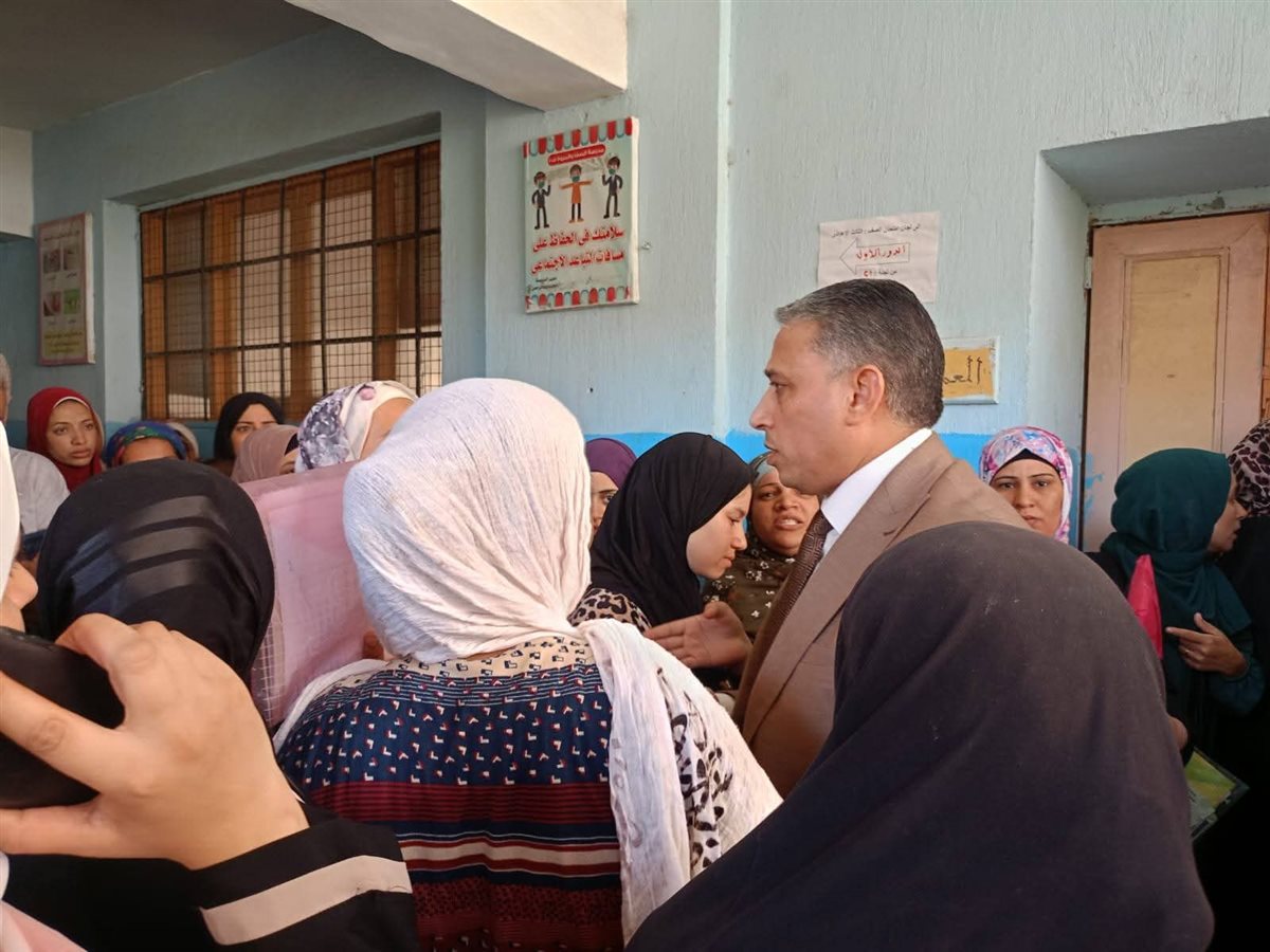 وكيل تعليم الجيزة يتابع تقديم الملفات ومنع التبرعات الإجبارية