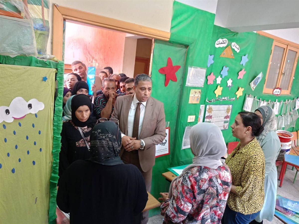 وكيل تعليم الجيزة يتابع تقديم الملفات ومنع التبرعات الإجبارية
