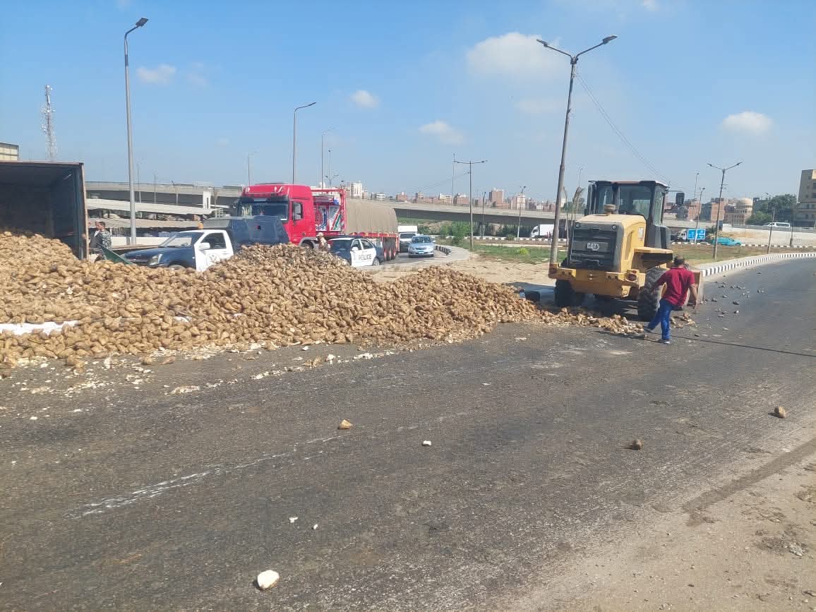 انقلاب مقطورة محملة بالبنجر أعلى الكوبري الدائري بالدقهلية