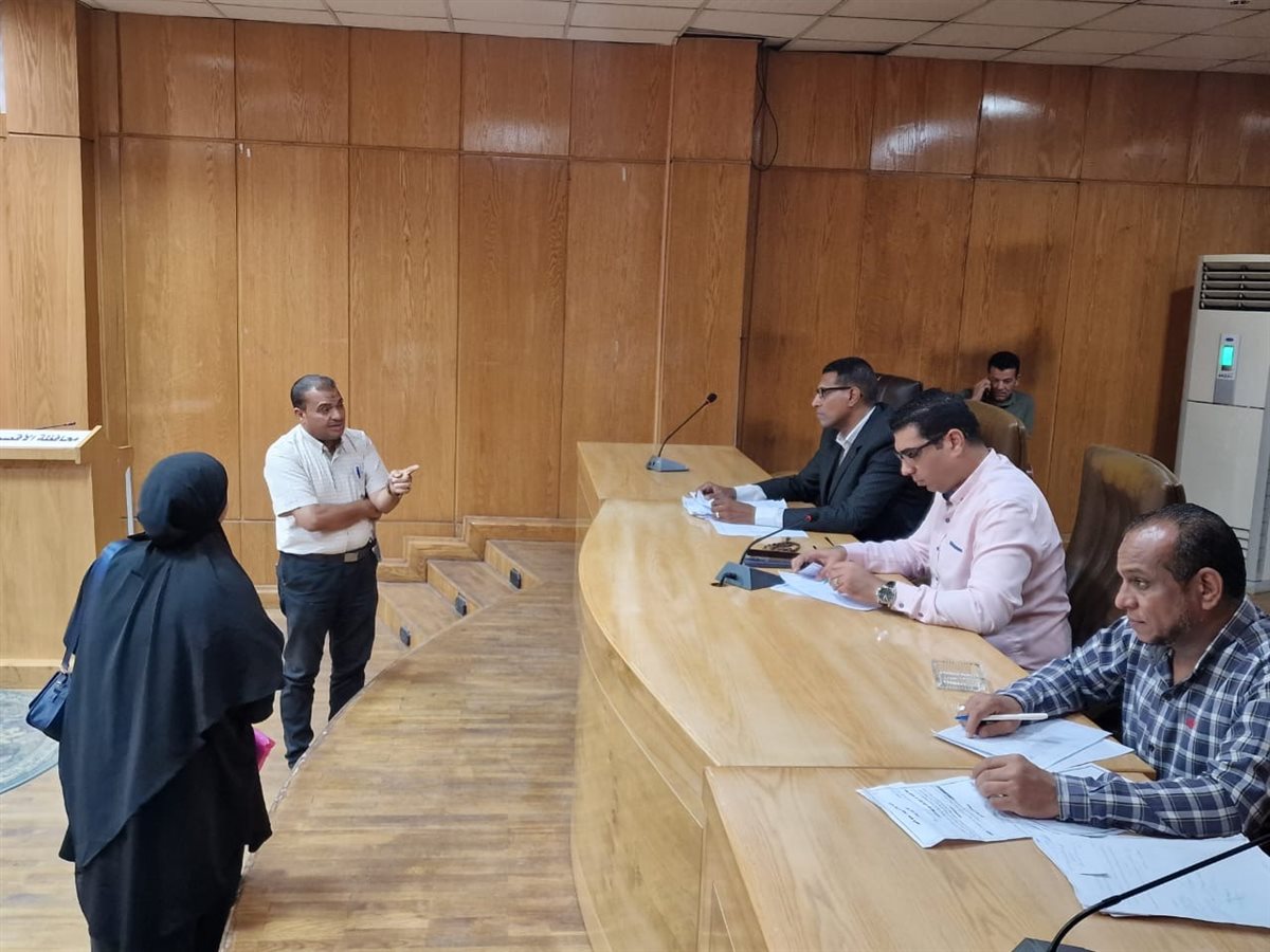 نائب محافظ الأقصر يستمع لشكاوى المواطنين