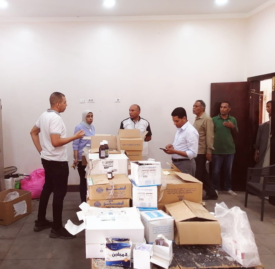 وكيل وزارة الصحة يتفقد قافلة طبية بقرية طفنيس بإسنا