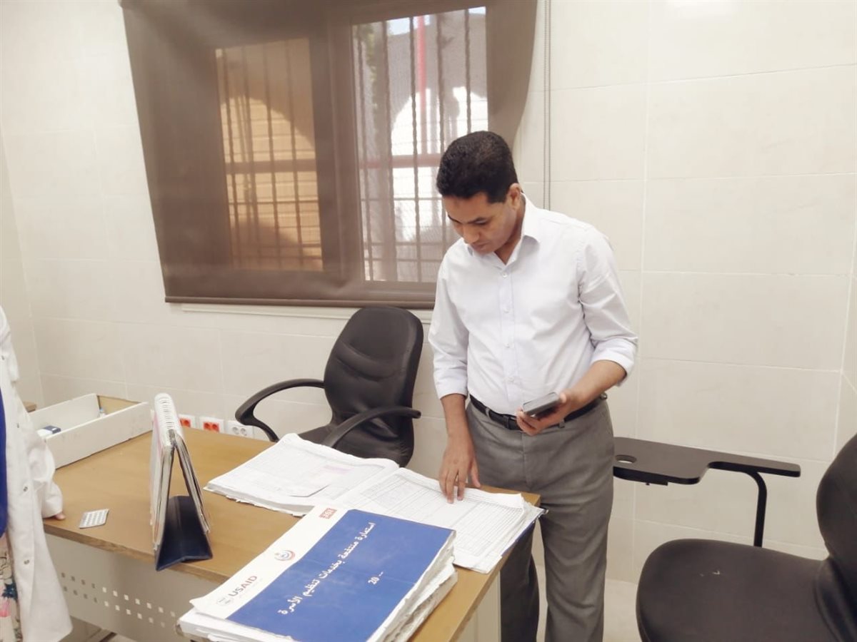 وكيل وزارة الصحة يتفقد قافلة طبية بقرية طفنيس بإسنا