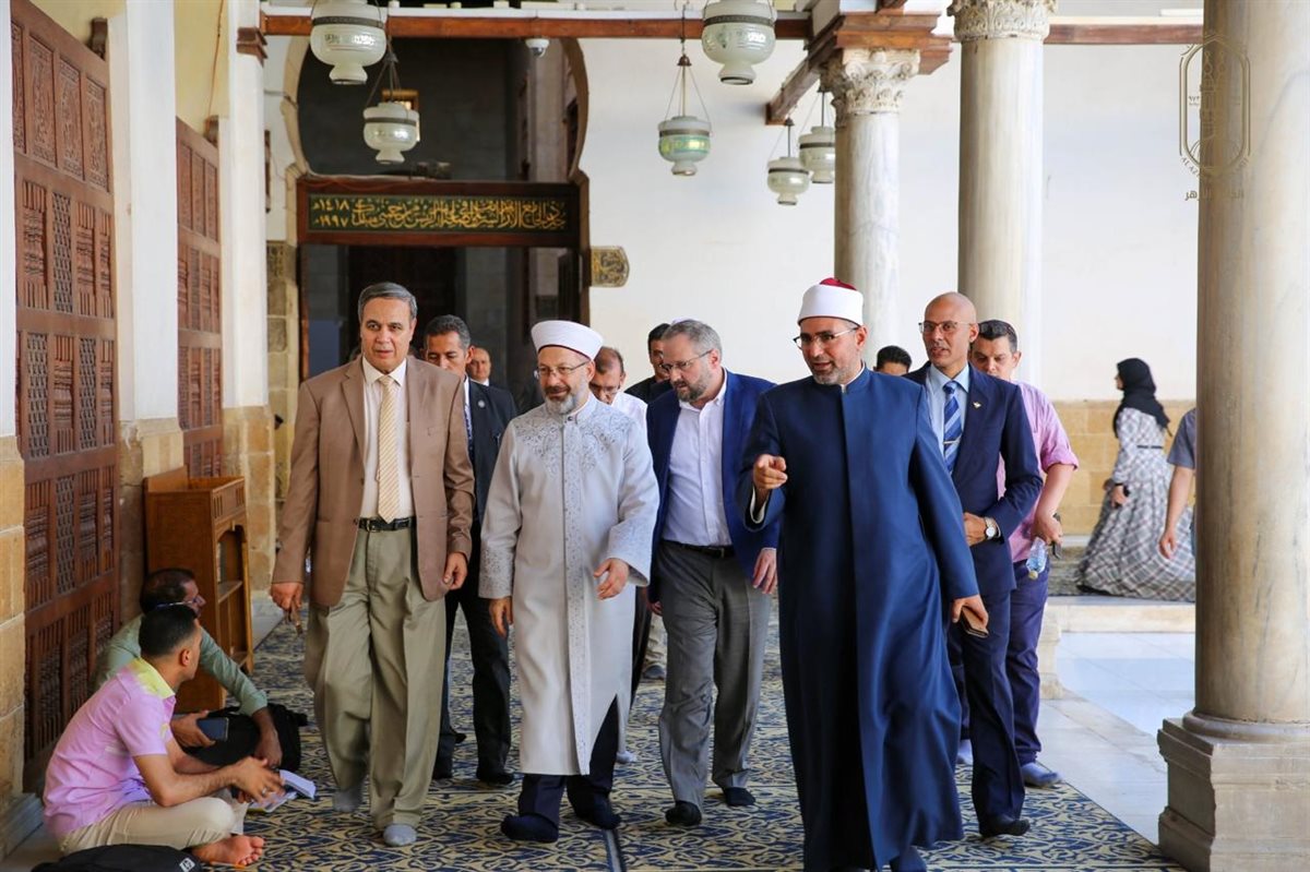 رئيس الشئون الدينية التركي يزور الجامع الأزهر