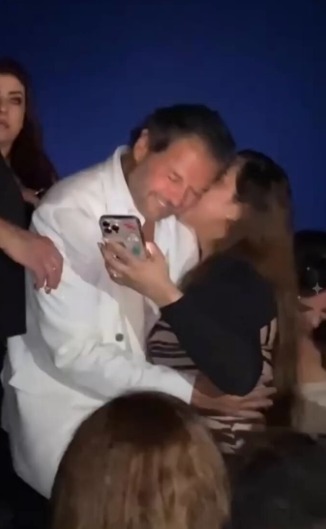 قبلة إحدة معجبات راغب علامة بحفله الأخير