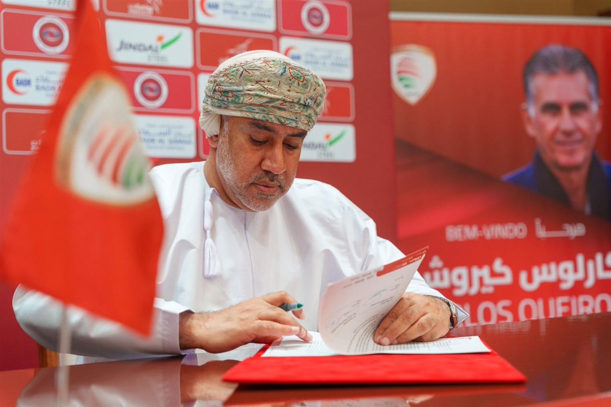 المدرب البرتغالي كاروس كيروش يوقع على عقود تدريبه لـ منتخب عمان لمدة عام واحد