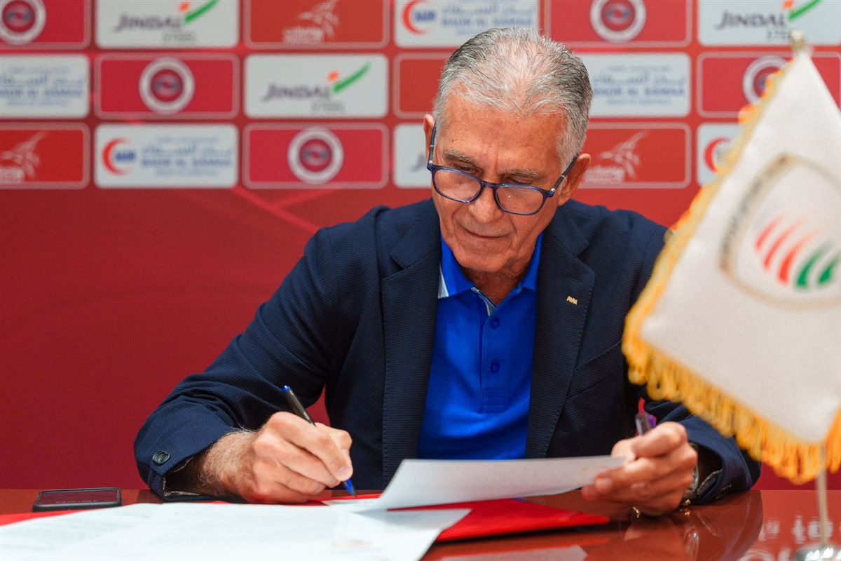 المدرب البرتغالي كاروس كيروش يوقع على عقود تدريبه لـ منتخب عمان لمدة عام واحد