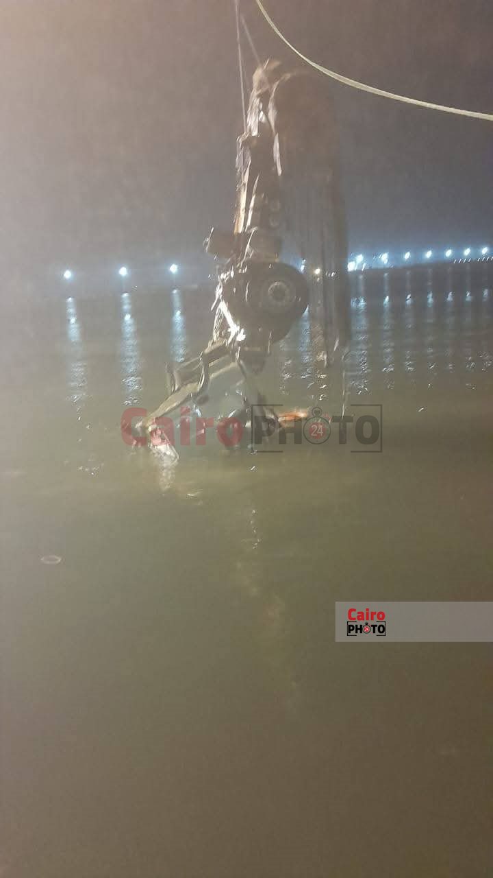 لحظة انتشال السيارتين الغارقتين بمعدية بورسعيد 