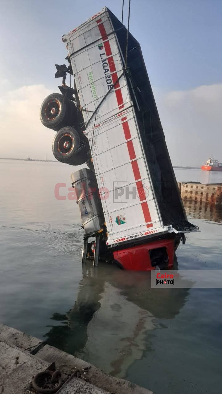 لحظة انتشال السيارتين الغارقتين بمعدية بورسعيد 