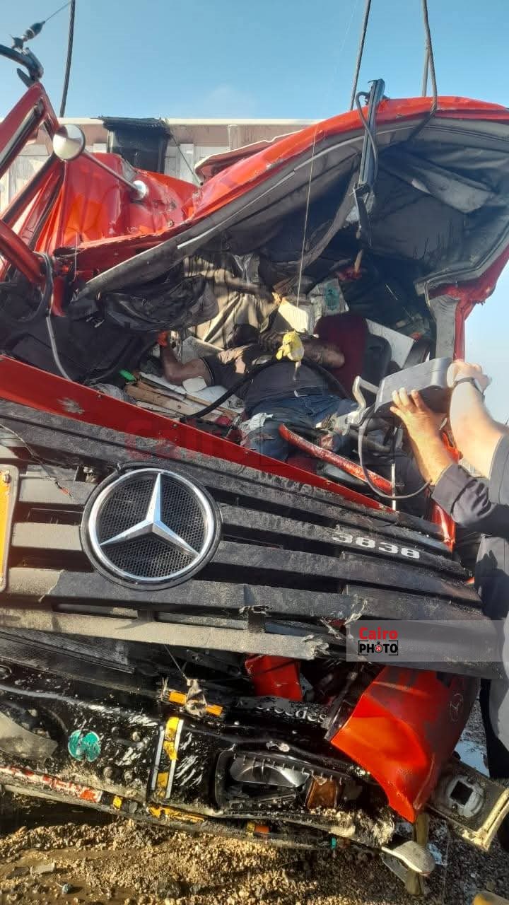 لحظة انتشال السيارتين الغارقتين بمعدية بورسعيد 