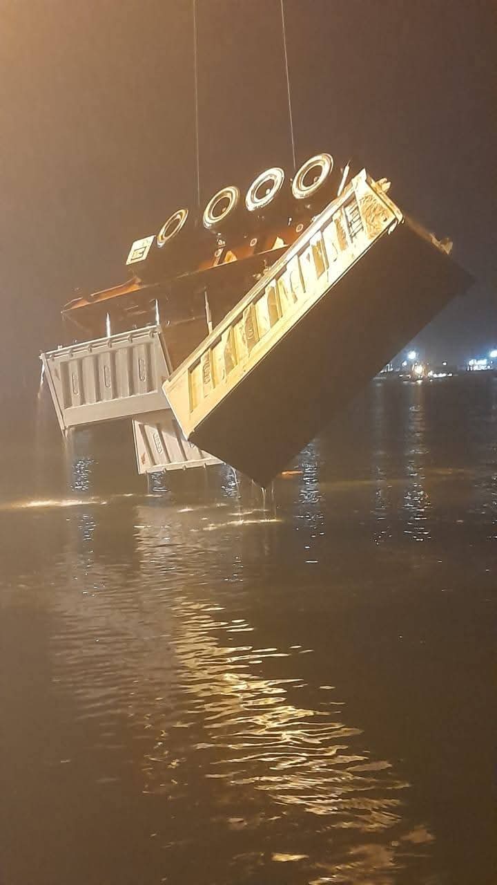 انتشال سيارتي الأسمنت الغارقتين في معدية ببورسعيد