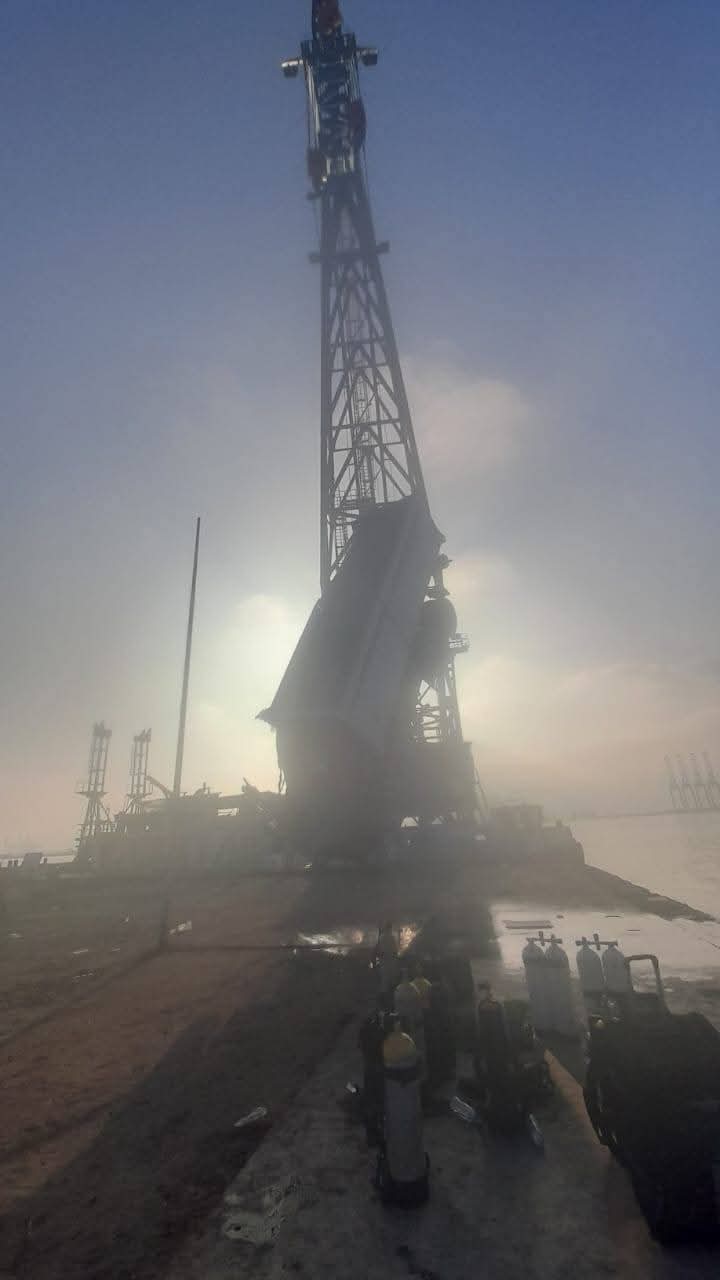 انتشال سيارتي الأسمنت الغارقتين في معدية ببورسعيد