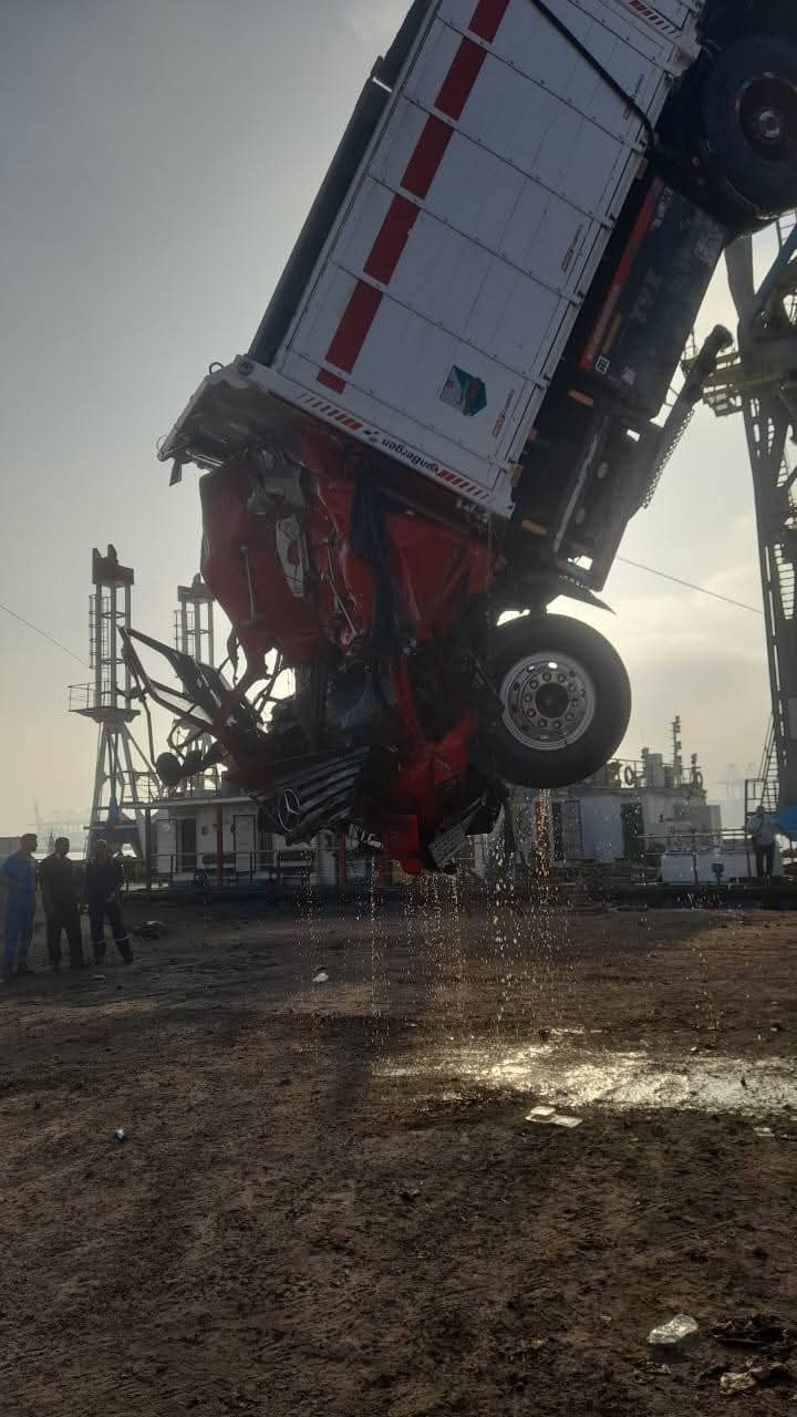 انتشال سيارتي الأسمنت الغارقتين في معدية ببورسعيد