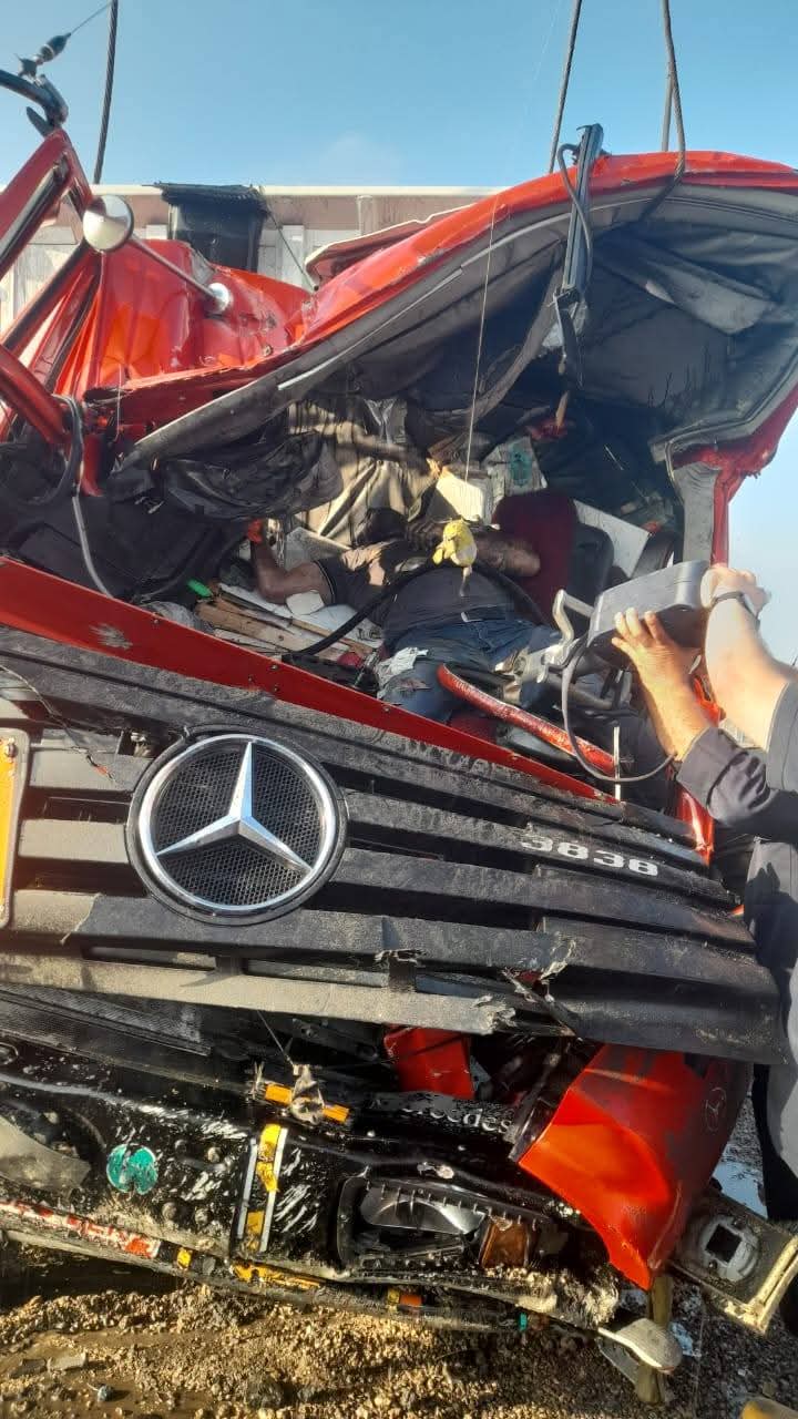 انتشال سيارتي الأسمنت الغارقتين في معدية ببورسعيد