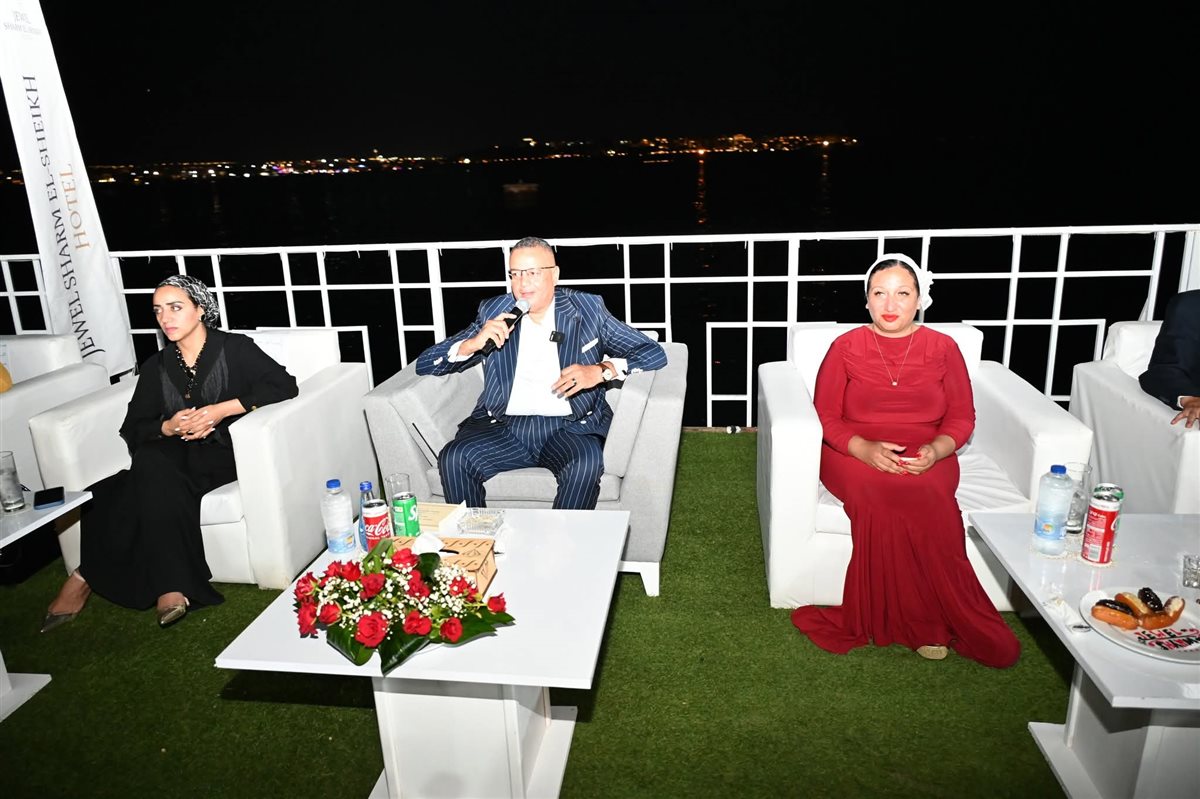 محافظ جنوب سيناء يشهد حفل تخرج طلاب مدرسة شرم الشيخ الرسمية للغات